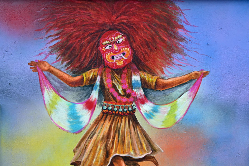 मनमाेहक चित्रले सिँगारिँदै छन् काठमाडौंका भित्ताहरू, तस्वीर खिच्नेहरूकाे घुइँचाे (फाेटाे फिचर)